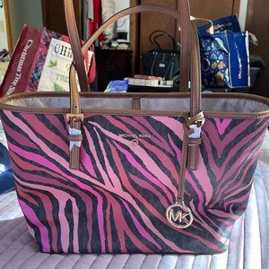 Michael Kors Jet Set Charm Medium Tote